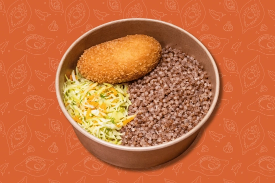 Котлета по-київський, гречка та салат з молодої капусти