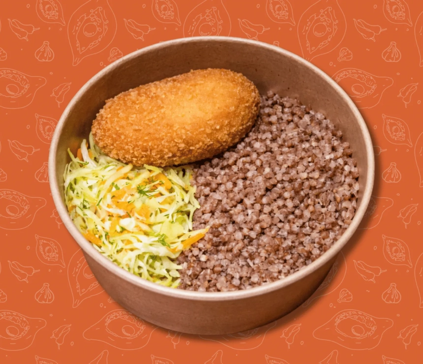 Котлета по-київський, гречка та салат з молодої капусти