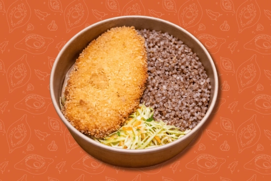 Курячий шніцель, гречка та салат з молодої капусти