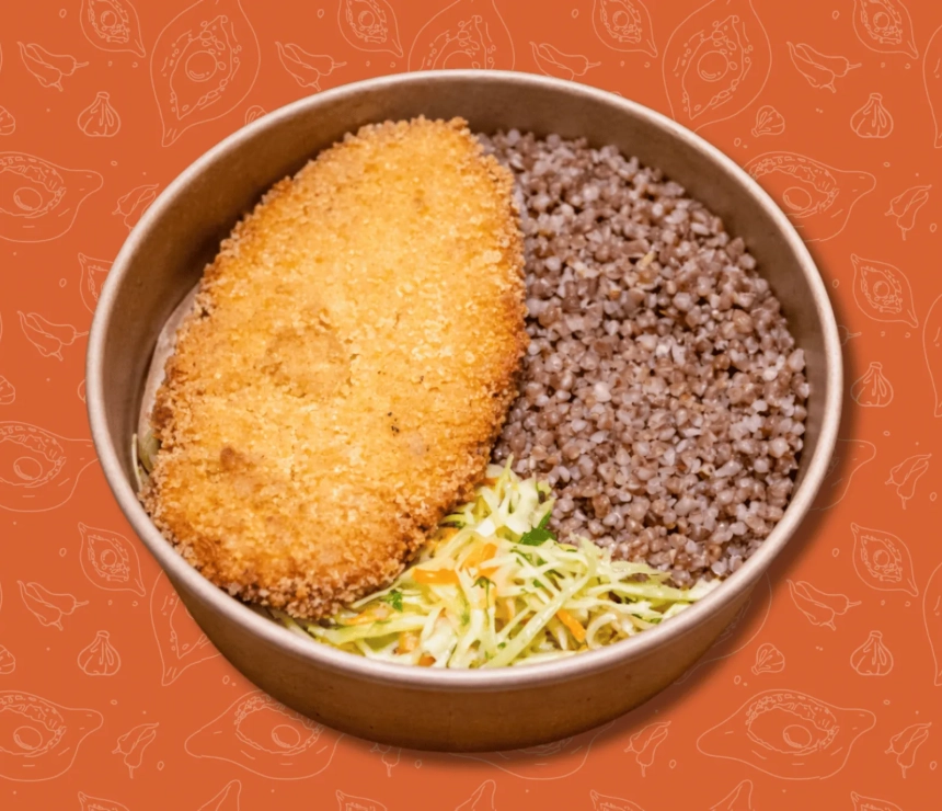 Курячий шніцель, гречка та салат з молодої капусти