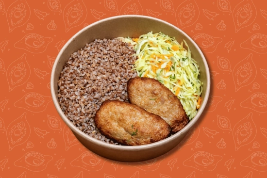 Котлети по-домашньому, гречка та салат з молодої капусти