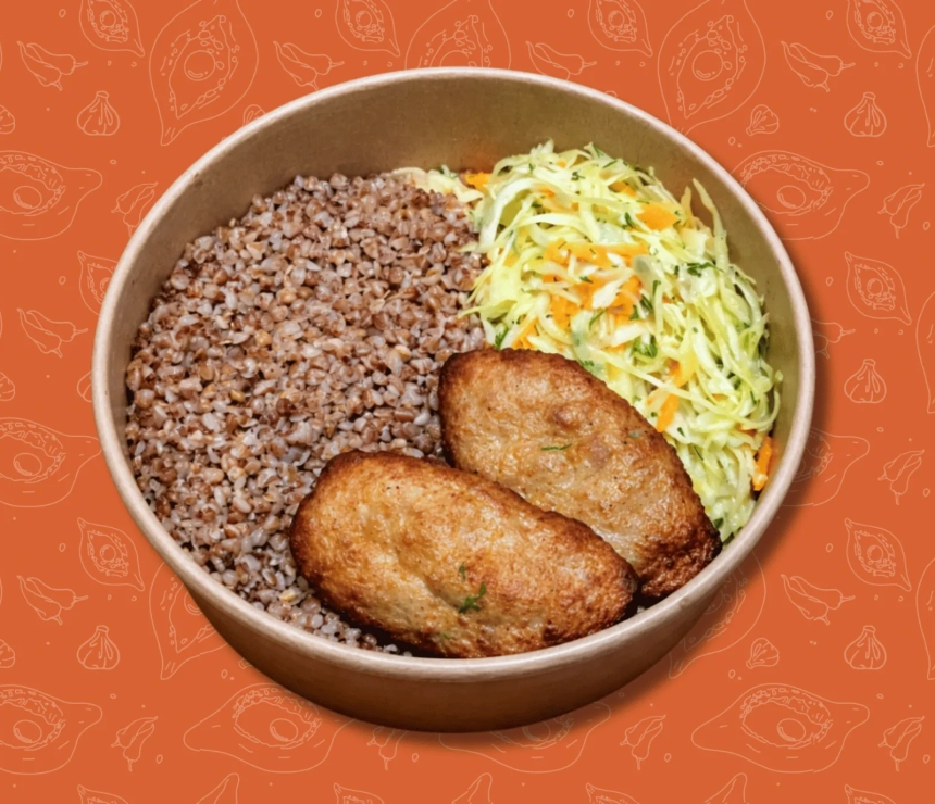 Котлети по-домашньому, гречка та салат з молодої капусти