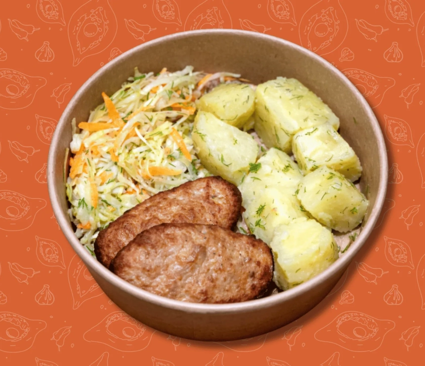 Котлети по-домашньому, картопля з маслом та кропом, салат з молодої капусти